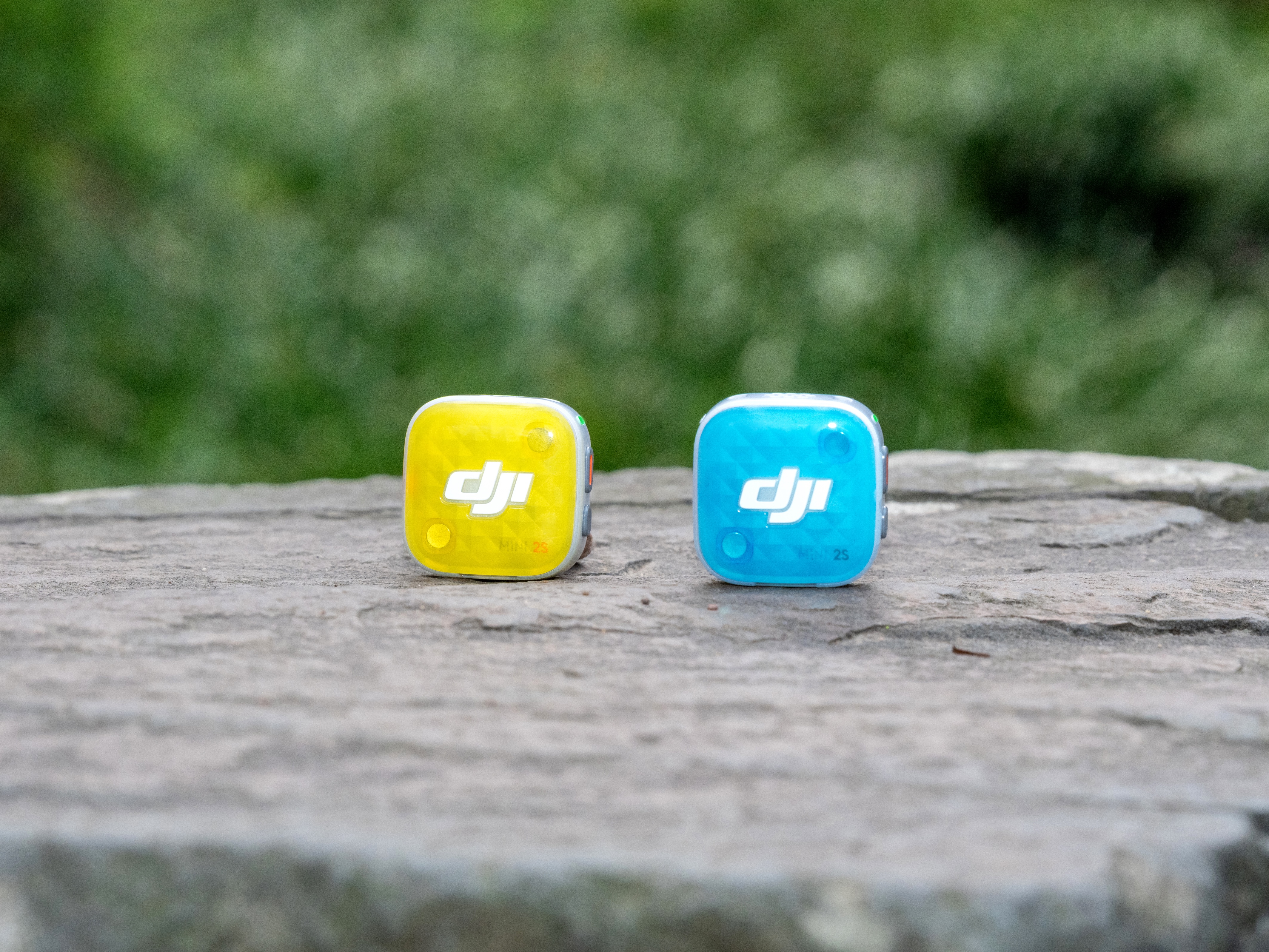 DJI Mic Mini 2S in Yellow and Blue / DJI